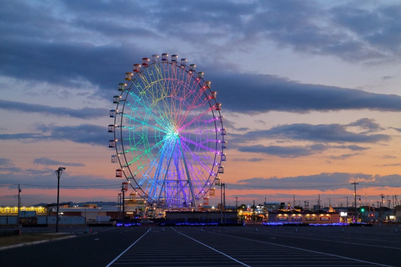 夕方にライトアップが始まる大観覧車と手前の駐車場