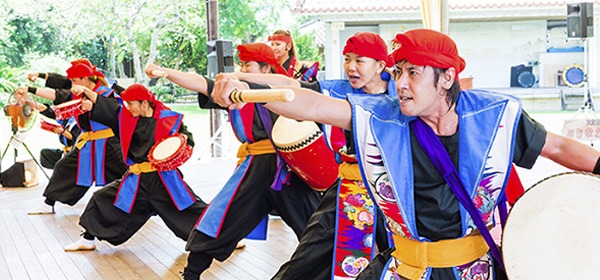 太鼓を構えてそろって踊るスーパーエイサーの演者