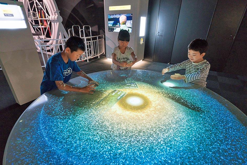 宇宙ゾーンの光るテーブル