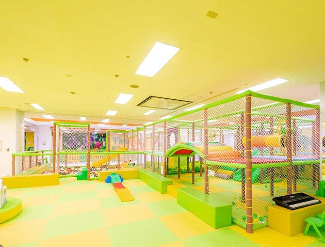 巨大ジャングルジムとボールプールが並ぶザキッズの店内