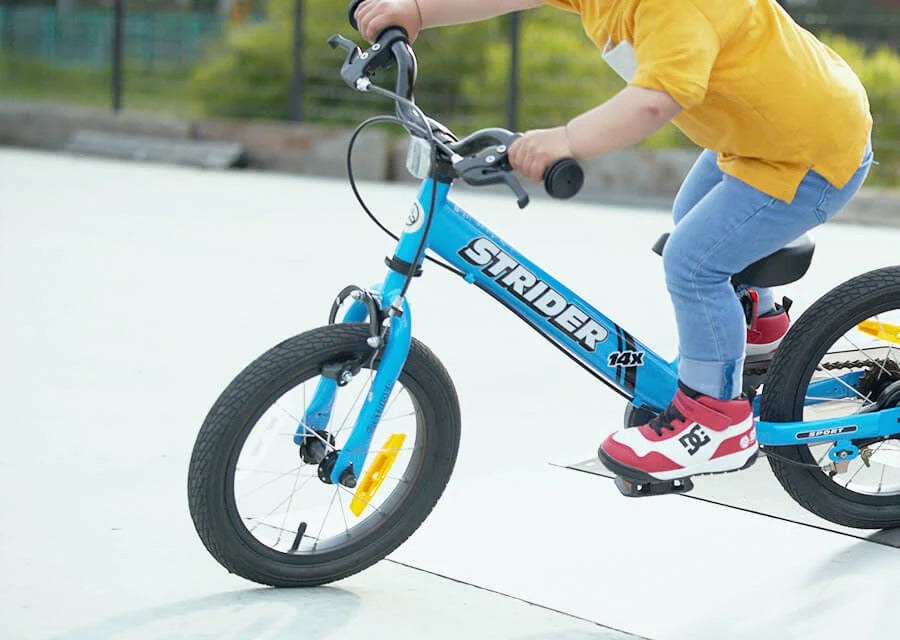 ストライダー14xに乗る子ども