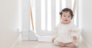 ベビーゲートはいつからいつまで?いらない家・階段上で使えるタイプと突っ張り・置くだけの違い