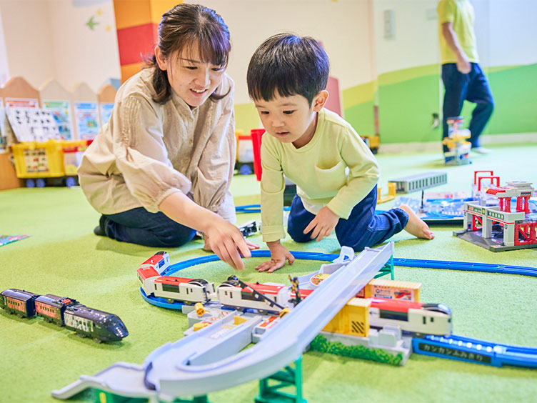 プラレールで遊ぶ母と男の子