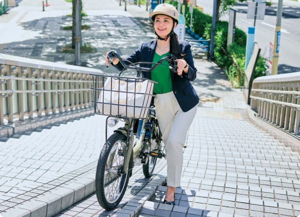 押し歩きモードで坂を押して歩く様子
