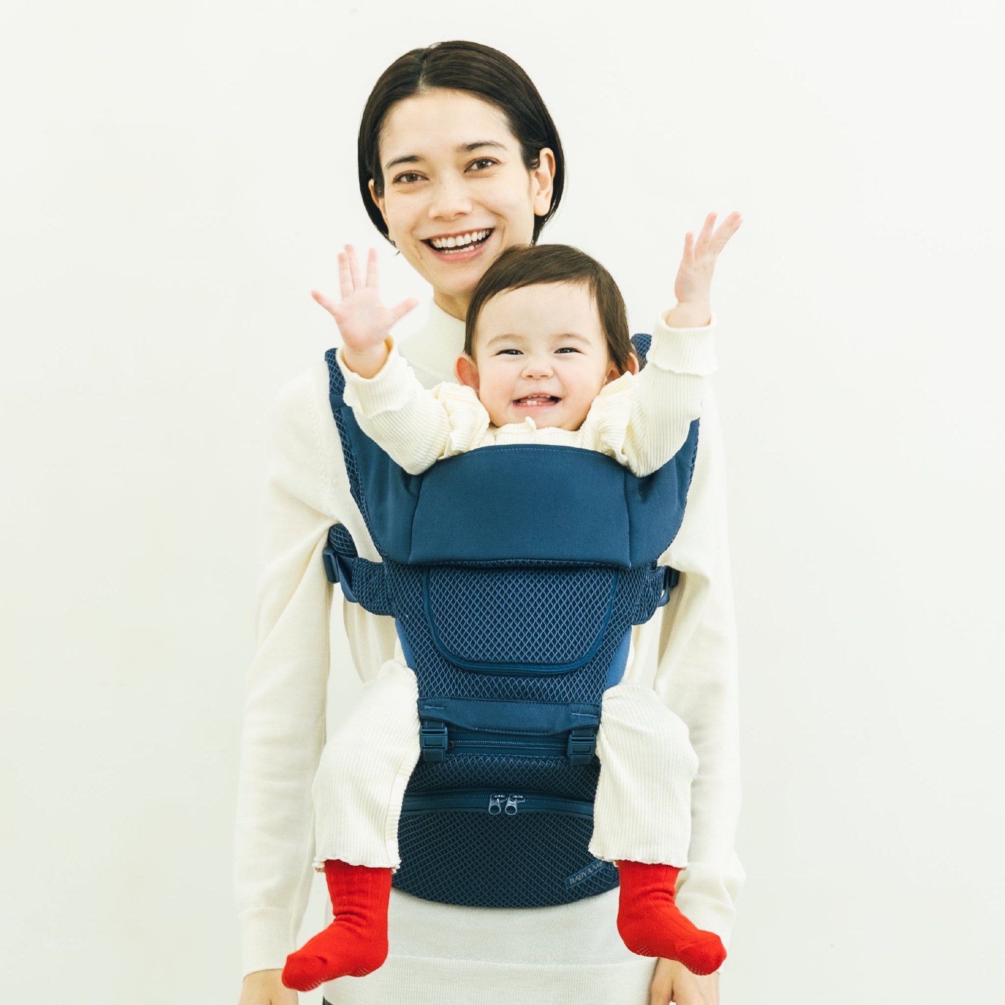 Berenで赤ちゃんを対面抱っこする女性