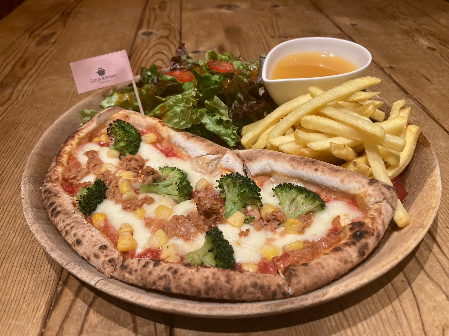 デイズキッチンの窯焼きピザとサラダとフライドポテトの皿