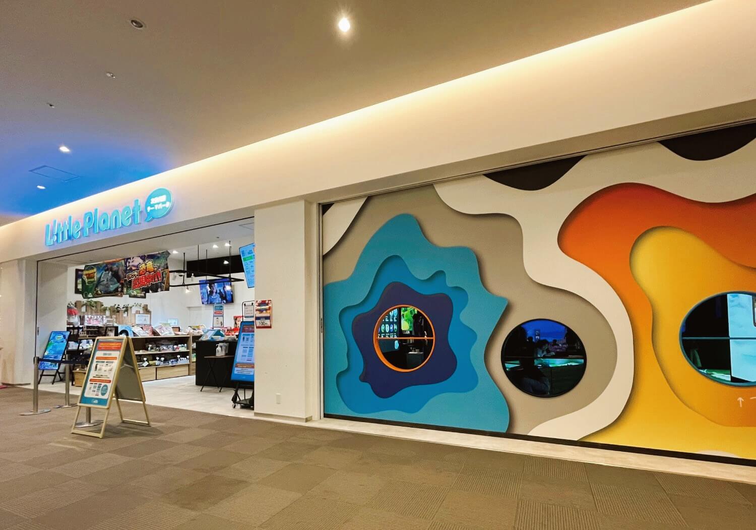 Little Planetの看板とグッズショップがある入口