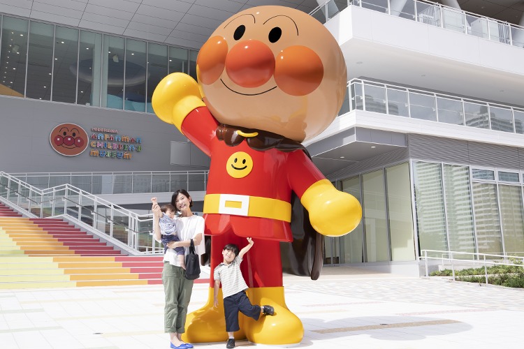 正面エントランスの大きなアンパンマン像