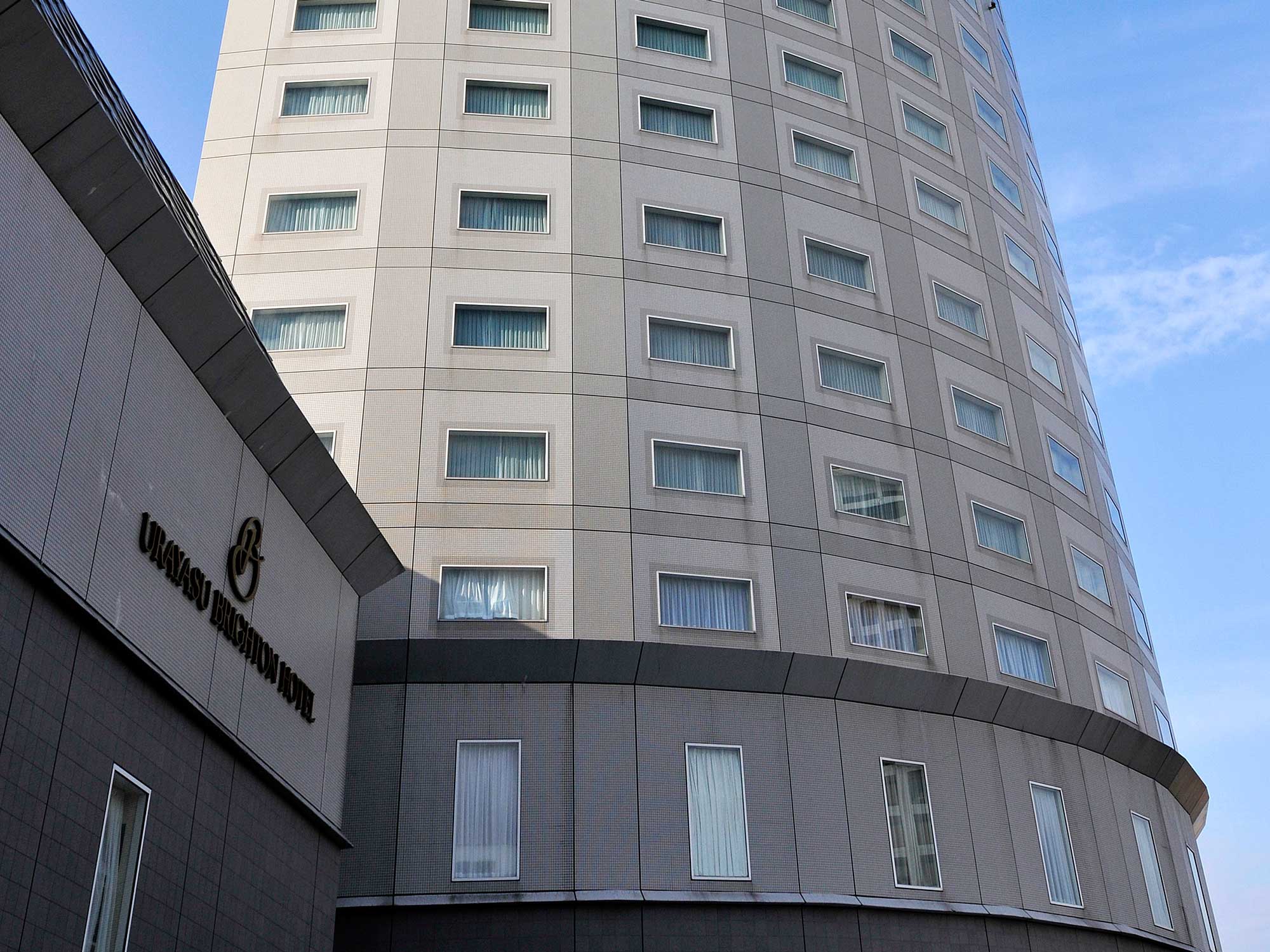 新浦安駅前に建つ浦安ブライトンホテル東京ベイの外観