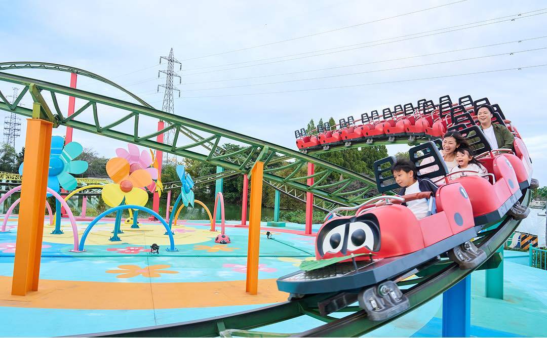 ファミリーコースターてんとう虫に乗る親子