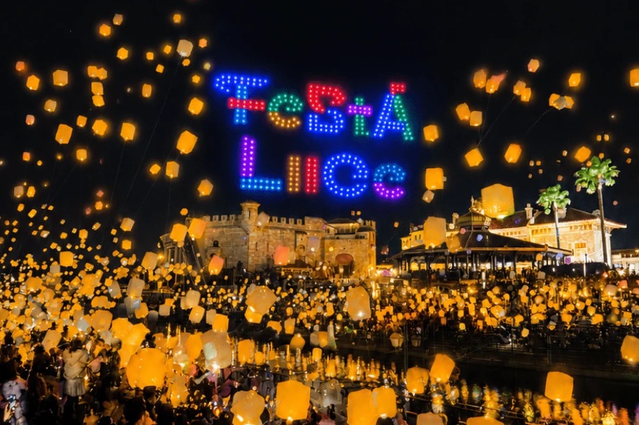 無数のランタンが夜空に浮かびドローンの光が並ぶフェスタ・ルーチェの会場
