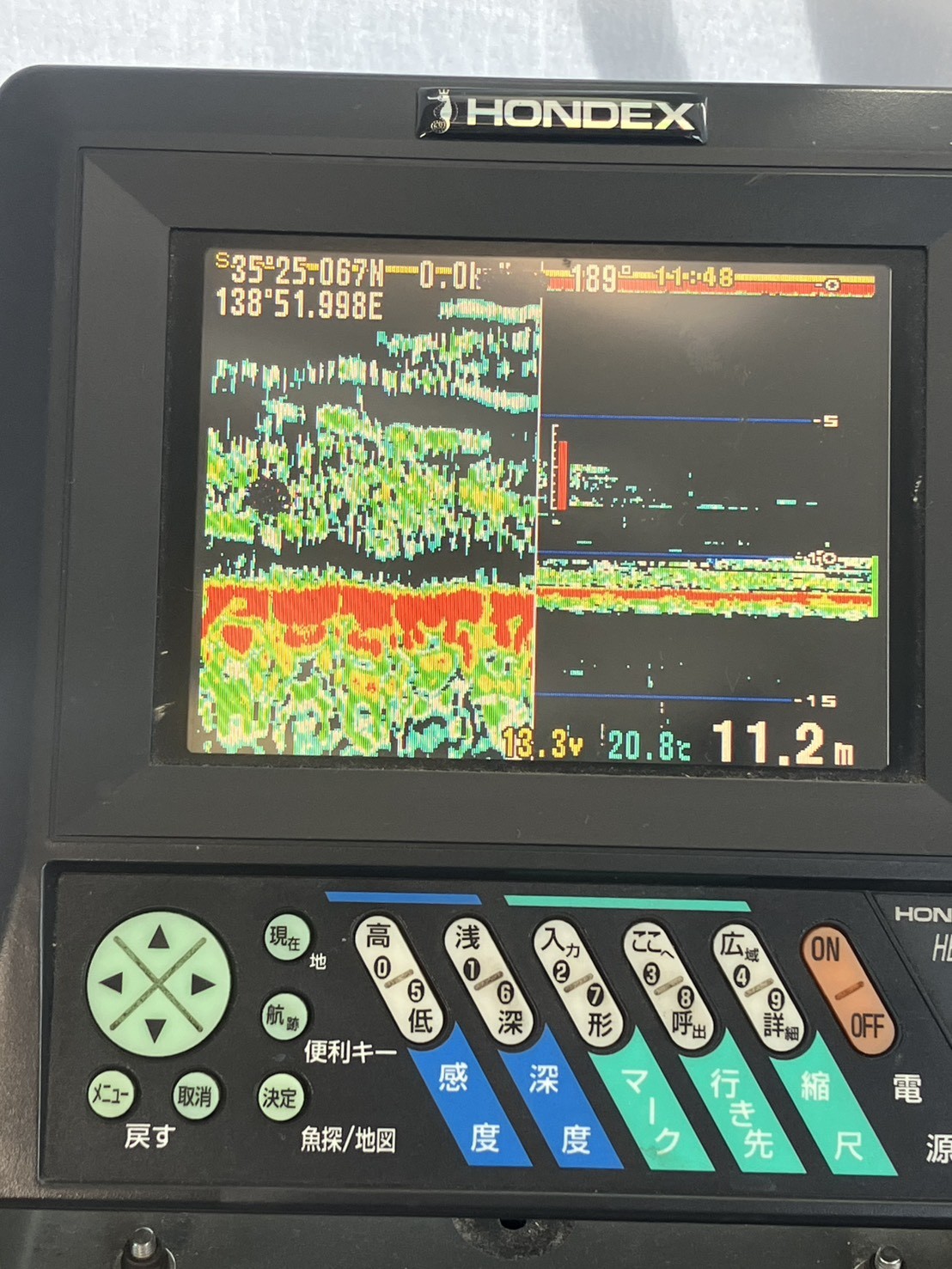 水深11.2mを示す魚群探知機の画面
