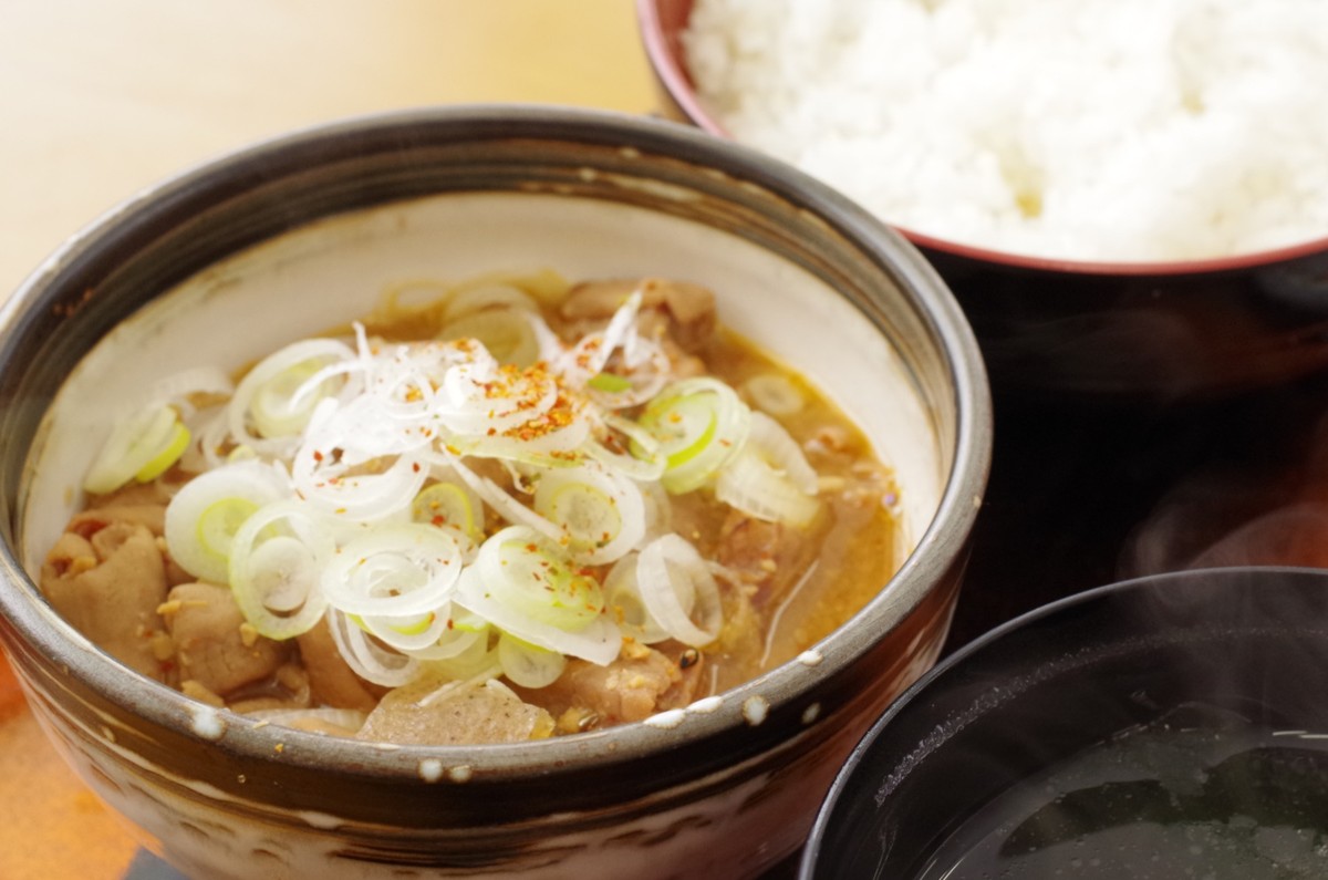 ねぎをのせたモツ煮とご飯・汁物