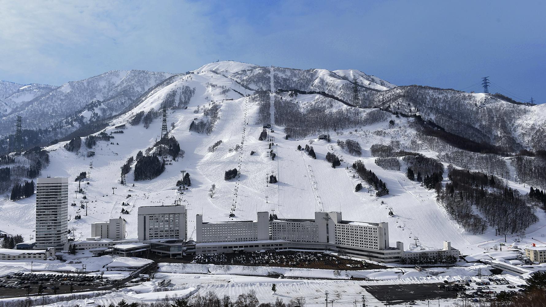 雪の苗場スキー場のふもとに並ぶ苗場プリンスホテル