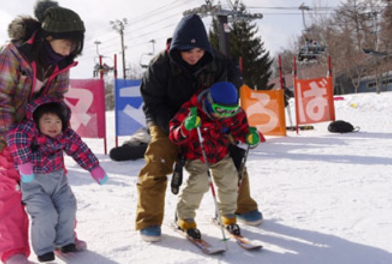 ハンタマ広場でスキーを練習する子ども
