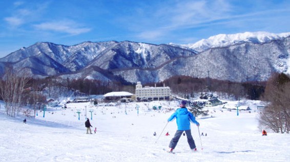 雪山を背にした藤原スキー場のゲレンデ