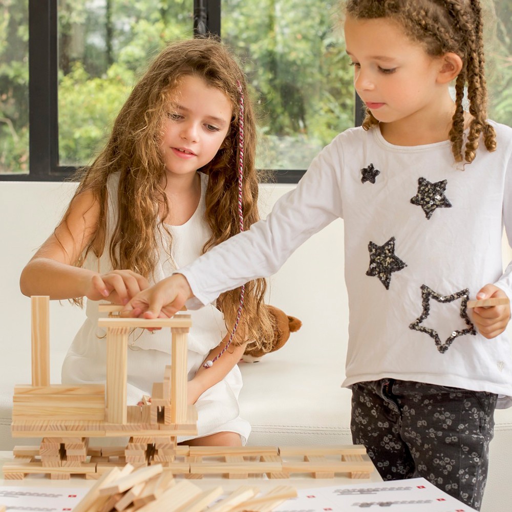 カプラの板で作品を作る2人の子ども