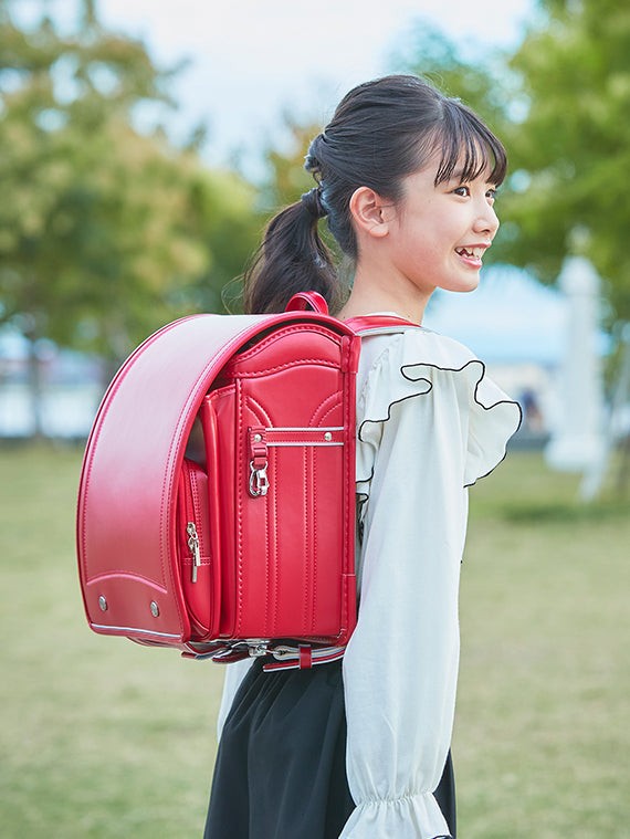 モデルロイヤル クラシックを背負った女の子