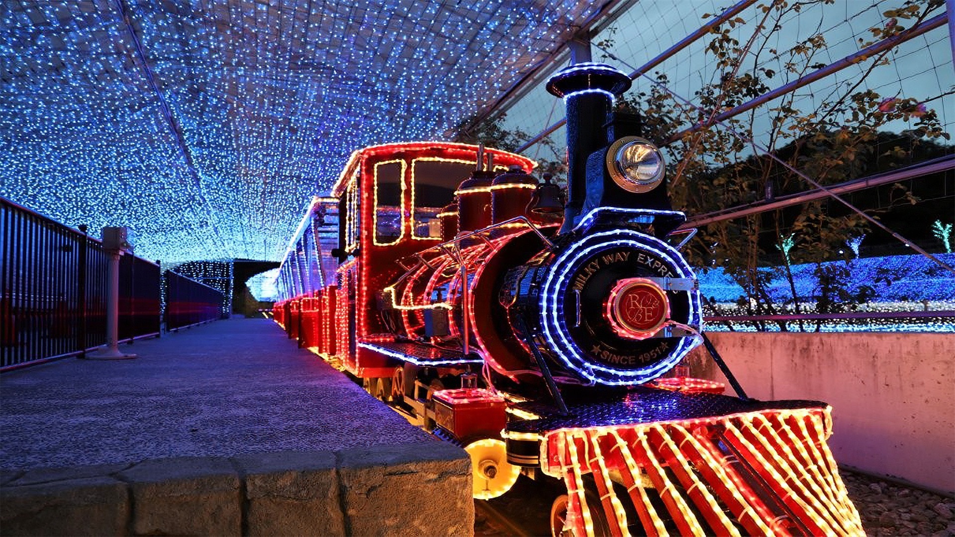 電飾をまとった機関車が光のトンネルに停まるローザン鉄道ミルキーウェイ