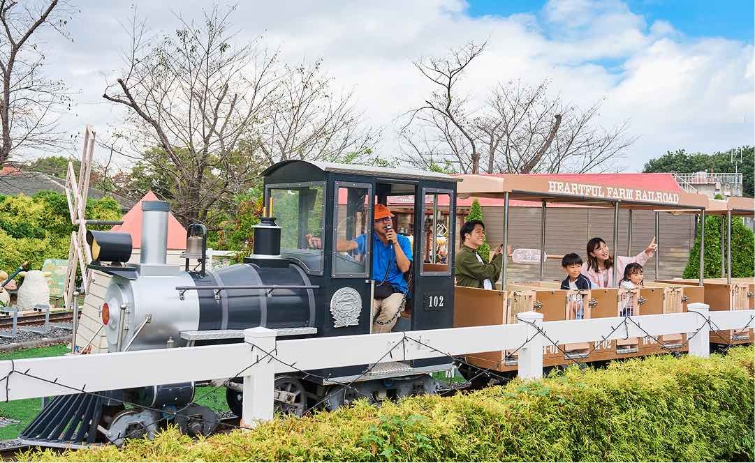 ホルンさんのファーム鉄道に乗る親子
