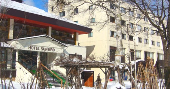 雪の積もったホテルサンバードの玄関