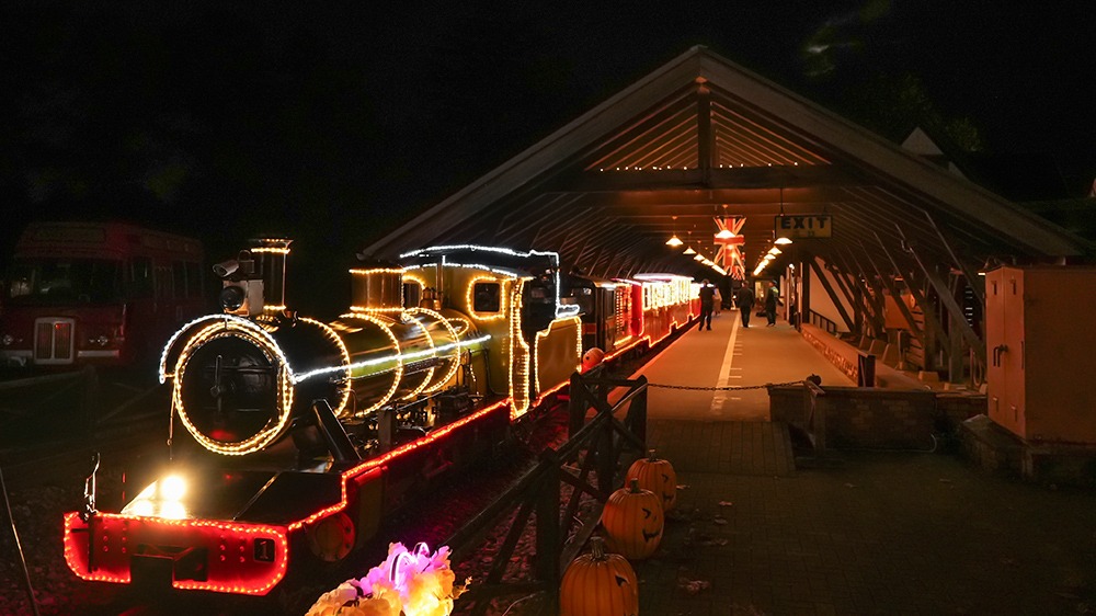 光の装飾をつけたロムニー鉄道の機関車