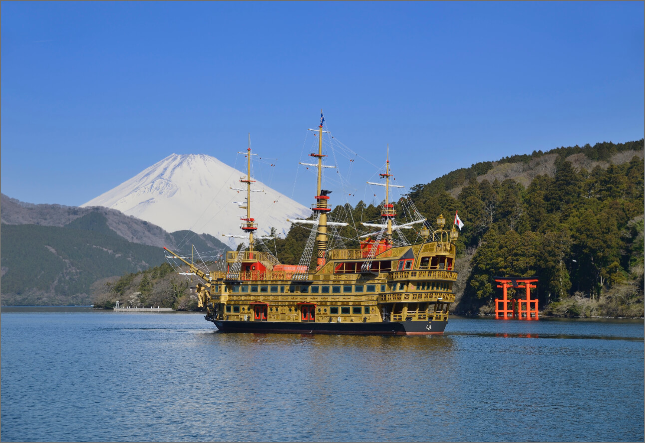 富士山と平和の鳥居を背に芦ノ湖を進む海賊船