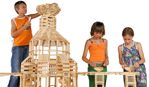 カプラの板で大きな建物を作る子どもたち