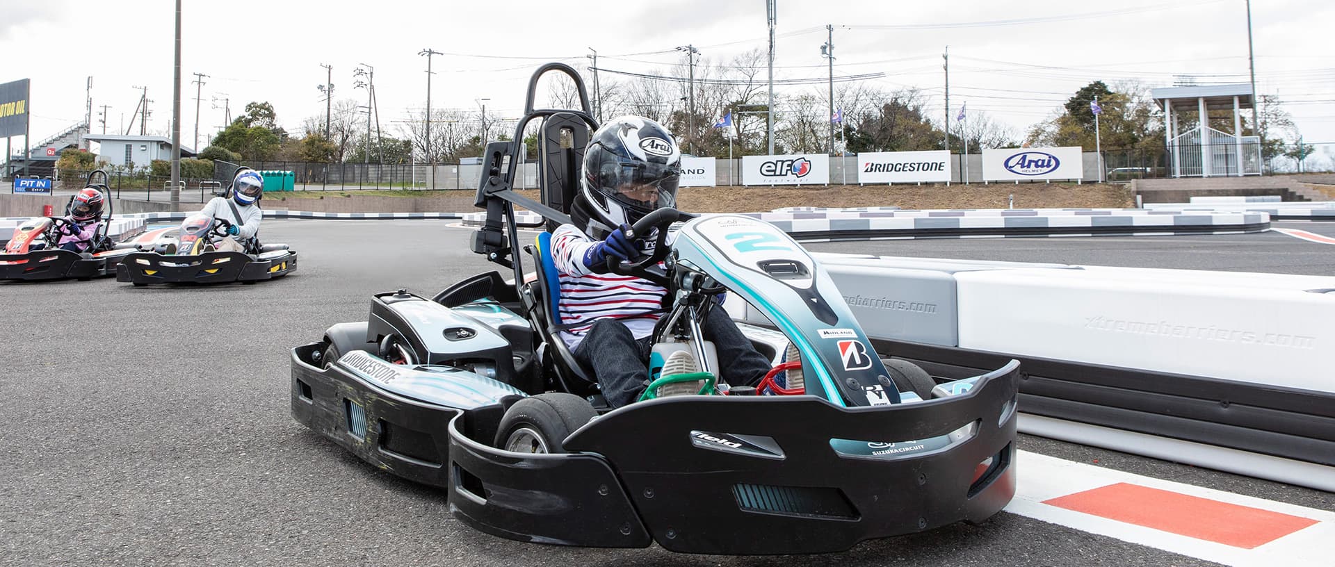 カートアタッカーを運転する子ども
