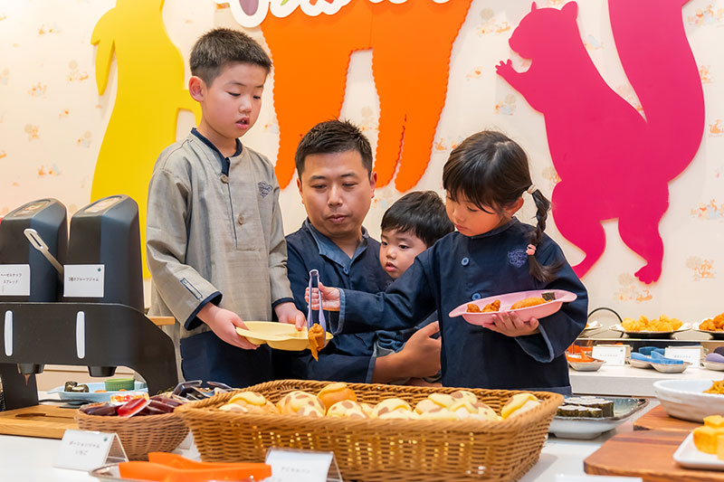 キッズバイキングで料理を取る子どもたち