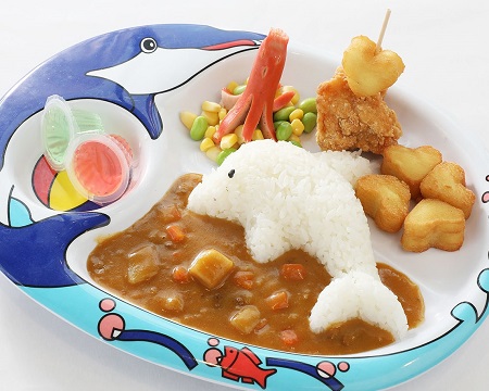イルカの形のごはんが乗ったキッズカレー