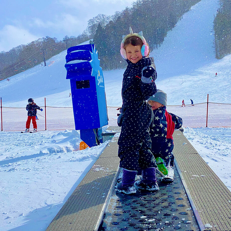 キッズパークの動く歩道に乗る子どもたち
