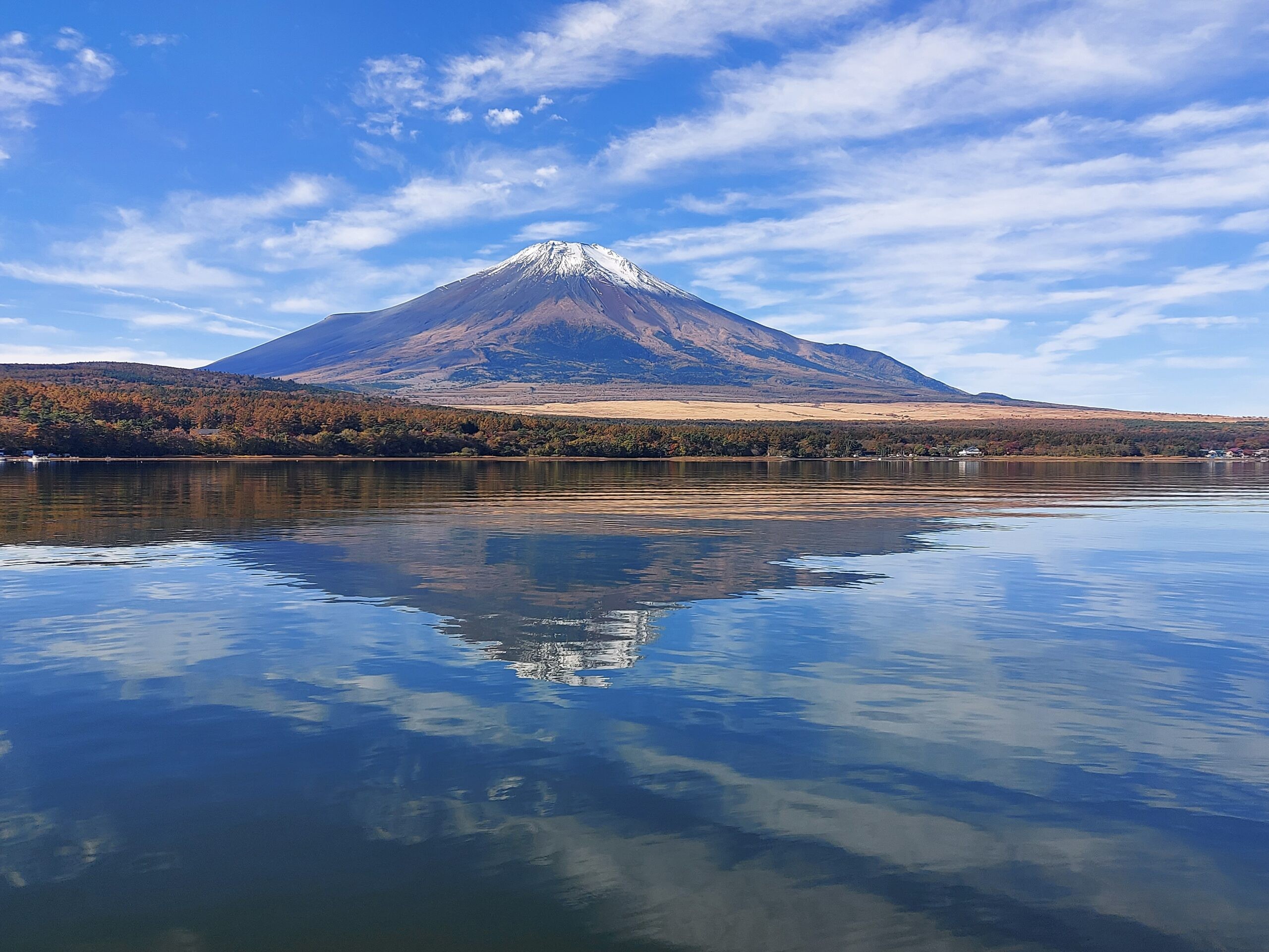 山中湖の湖面に映る富士山