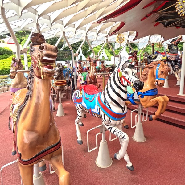 メリーゴーラウンドの馬とシマウマ