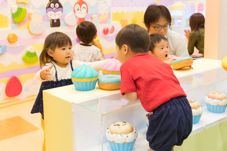おかしのいえでお店やさんごっこをする子どもたち