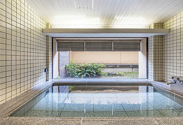 和室の宿泊者限定の温泉風浴場