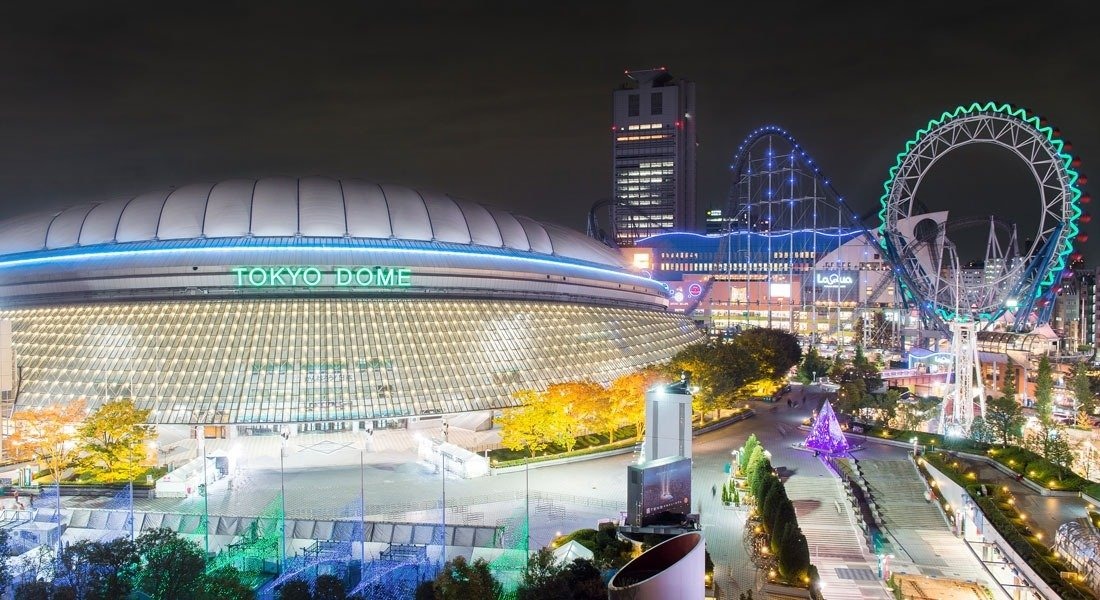 ライトアップされた夜の東京ドームシティ