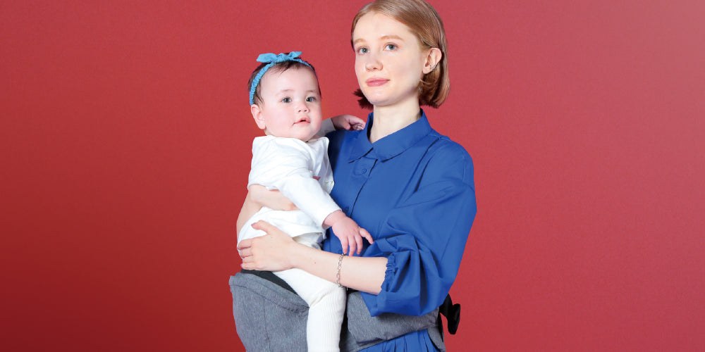 ポルバンプライムの台座に子どもを座らせて抱っこする女性
