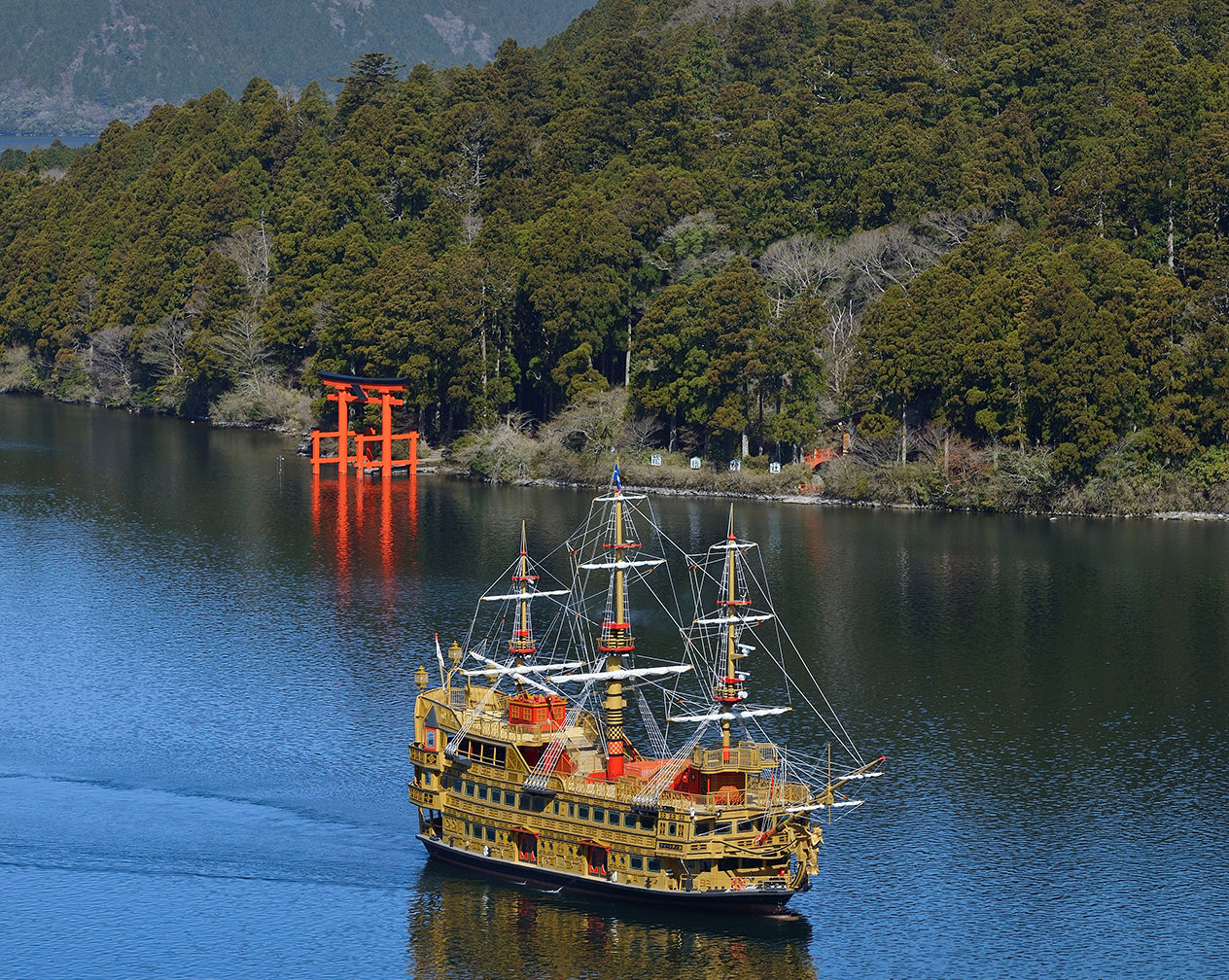 平和の鳥居の沖を進むクイーン芦ノ湖
