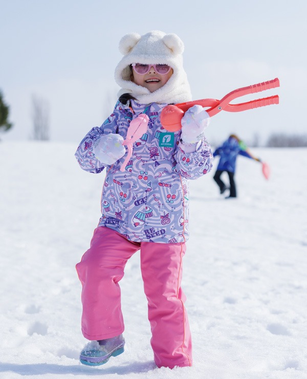 RESEEDAのスキーウェアで雪遊びをする子ども
