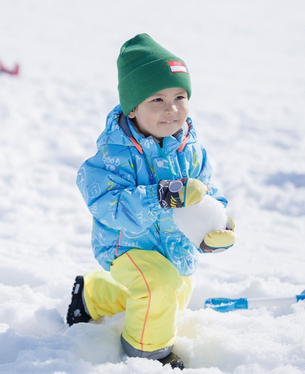 雪玉を作る幼児用スキーウェアの子ども