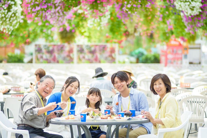 花の下に席が並ぶレストラン フローラ