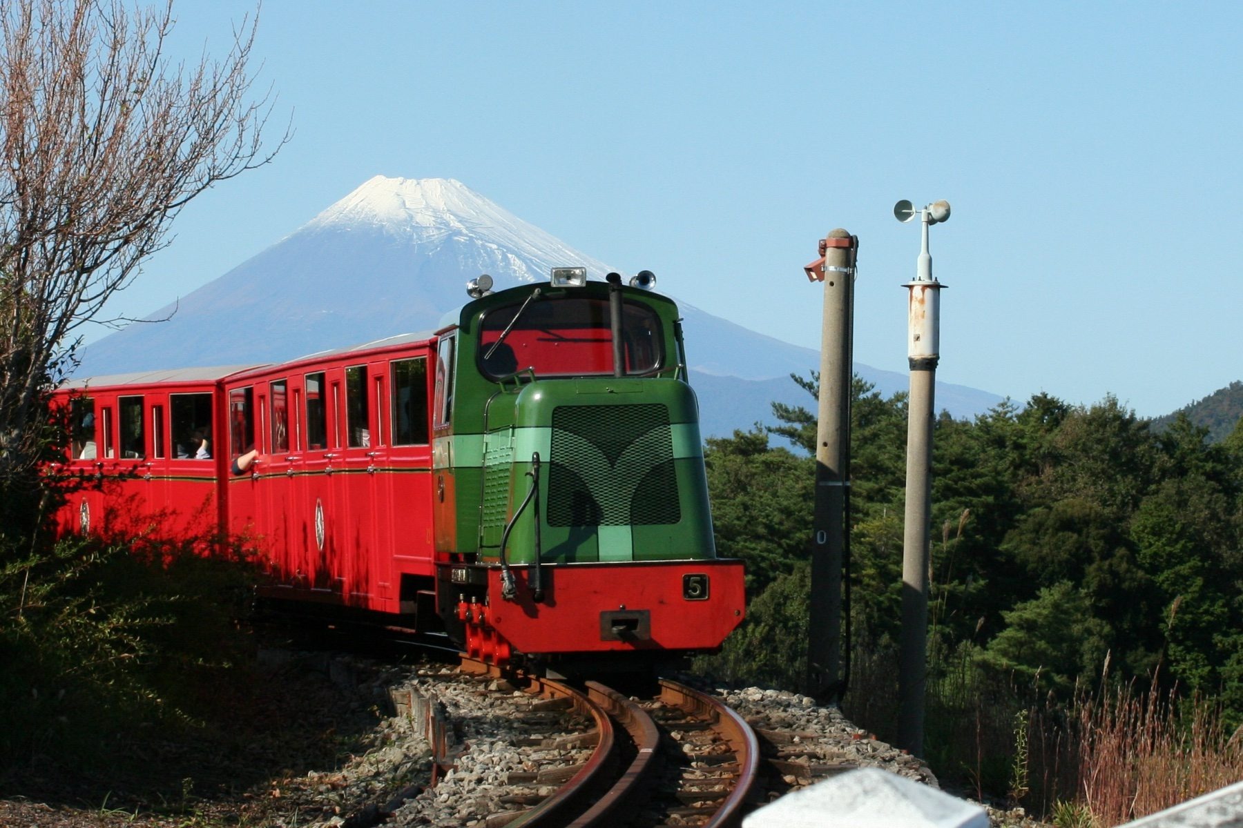 富士山を背に走るロムニー鉄道のディーゼル機関車