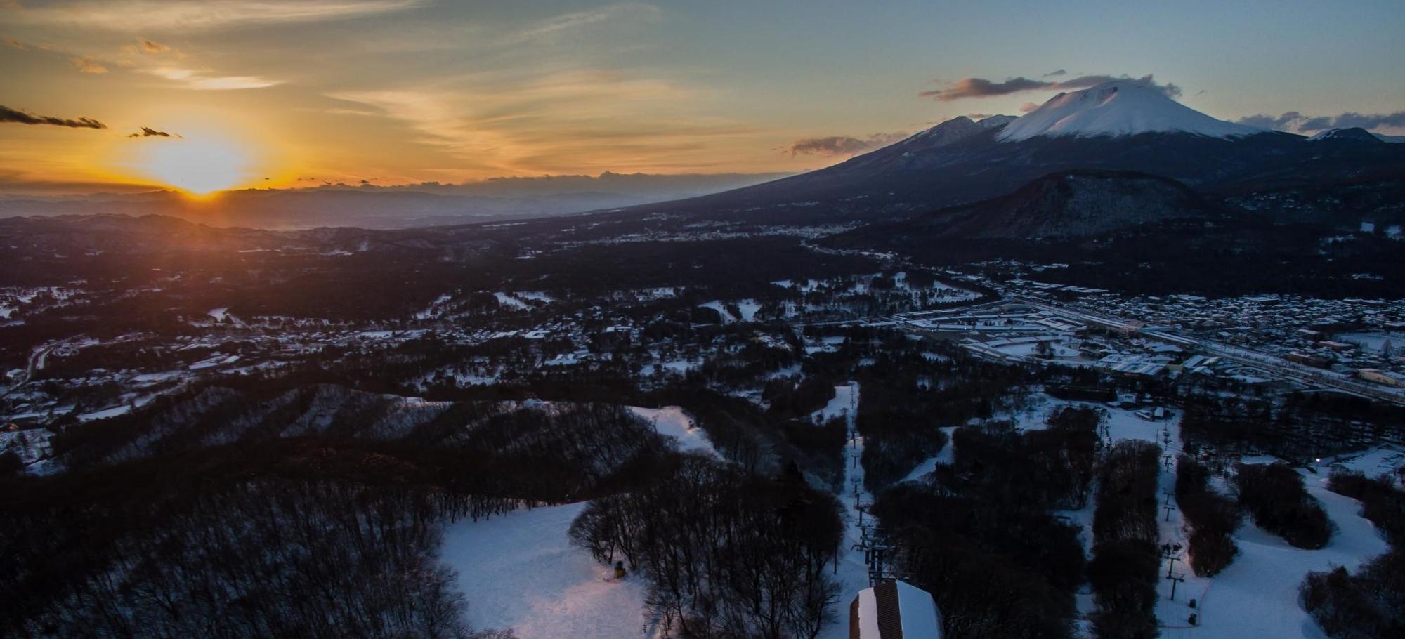 雪のゲレンデと浅間山の夕景