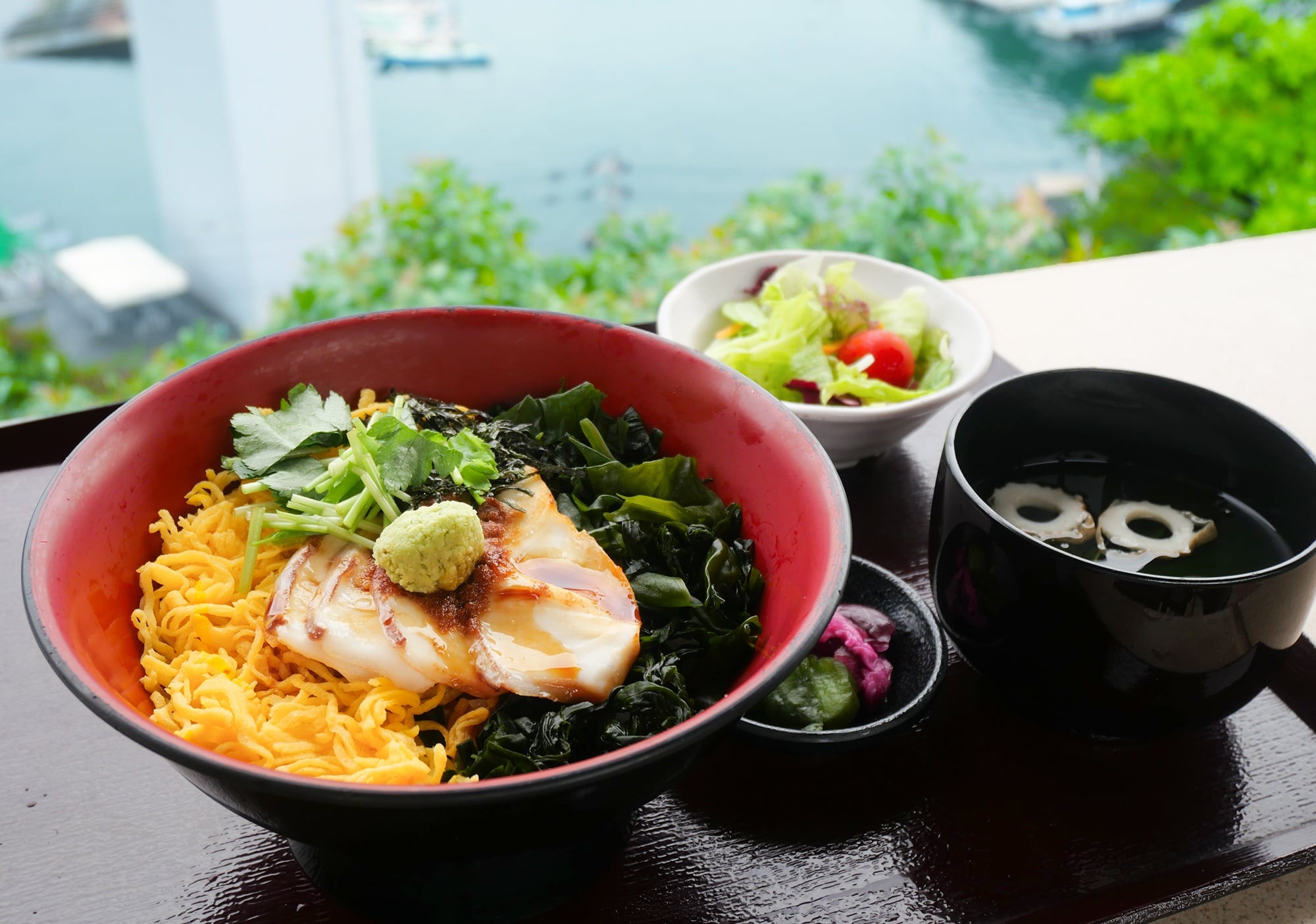 鯛炙り丼とサラダ、わかめのお吸い物のセット