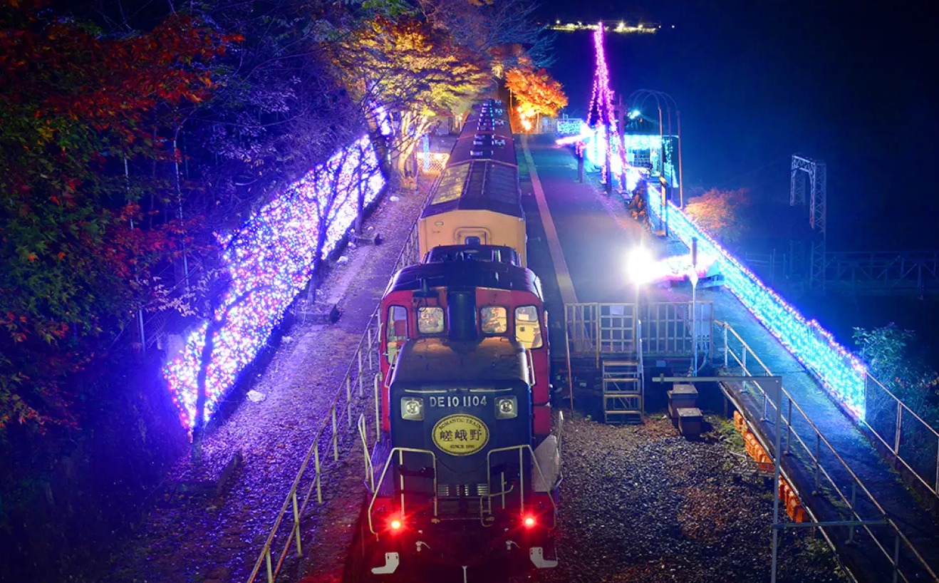 イルミネーションで飾られたトロッコ保津峡駅に停まるトロッコ列車