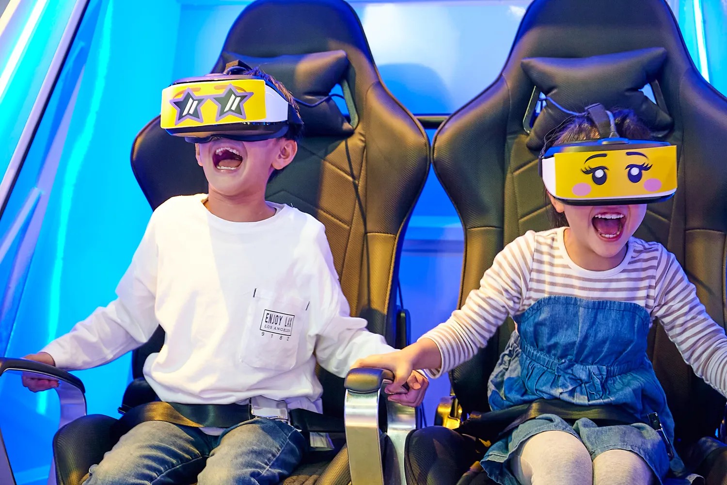 VRゴーグルを付けてグレート レゴ®レースに乗る子ども2人