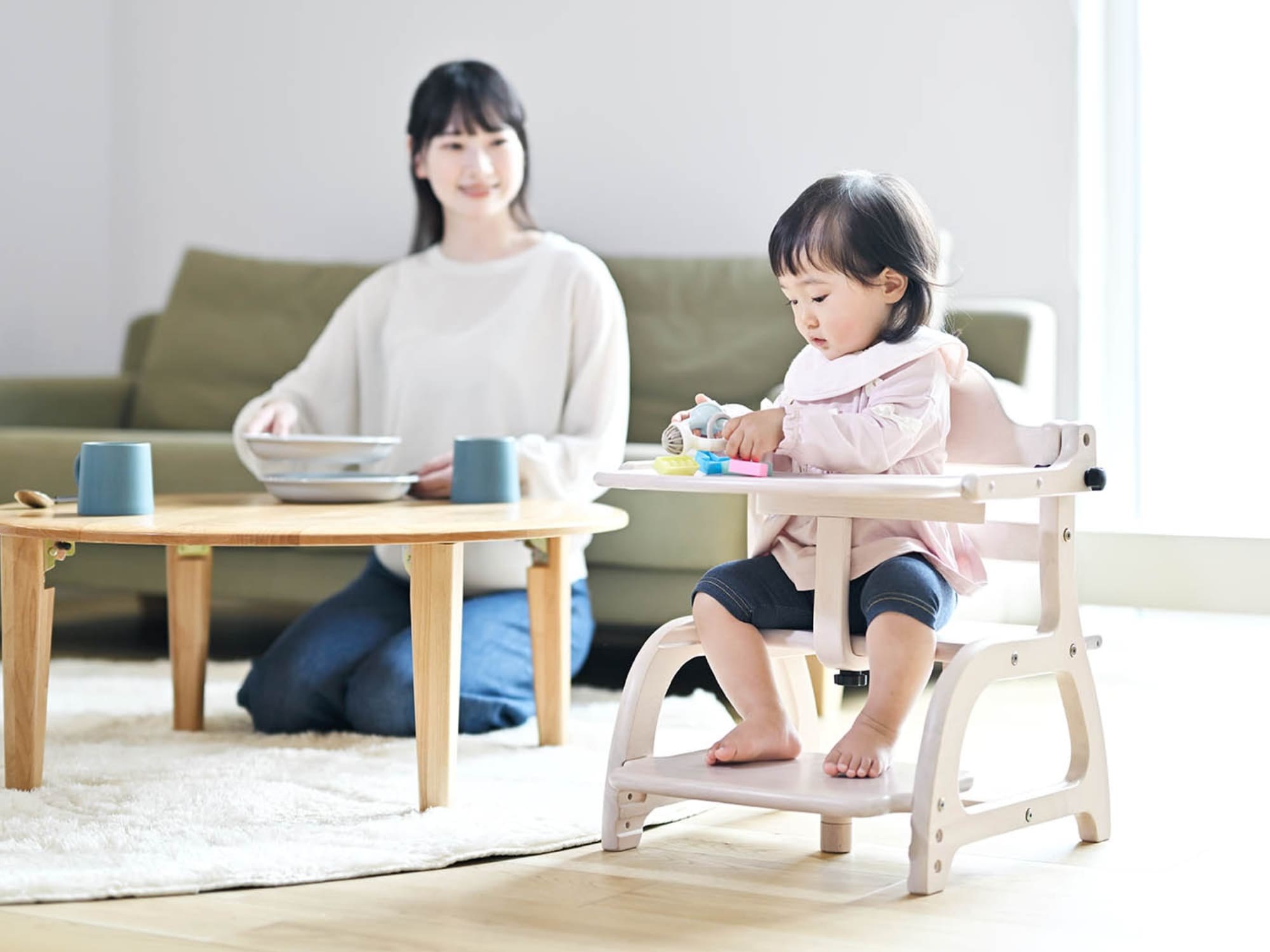 すくすくローチェア3に座る子ども