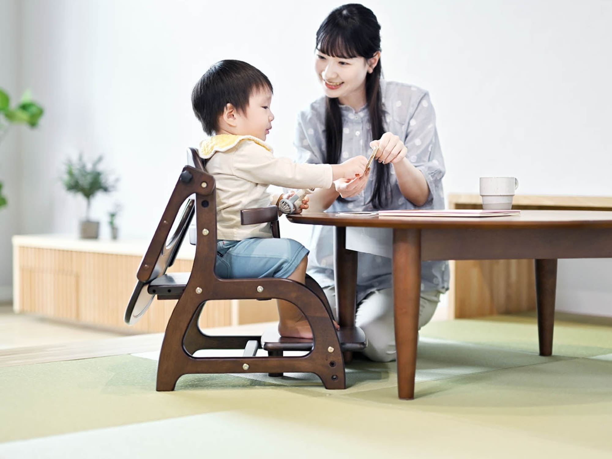 ローテーブルでローチェアに座る子ども