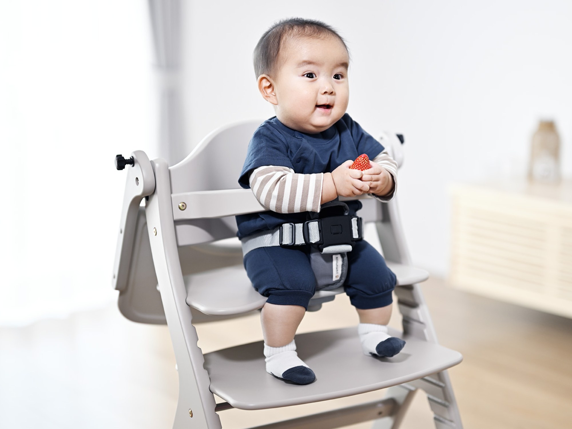 ベルトを付けてすくすくチェアGLに座る赤ちゃん